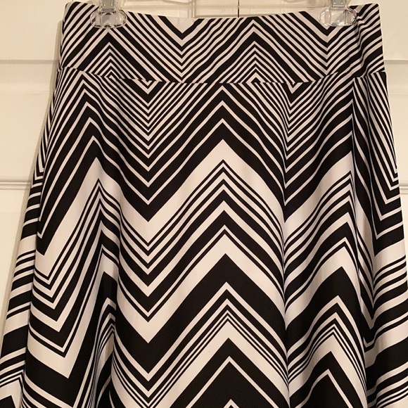 STUDIO - Black and White Striped Skirt - Picture 2 of 3